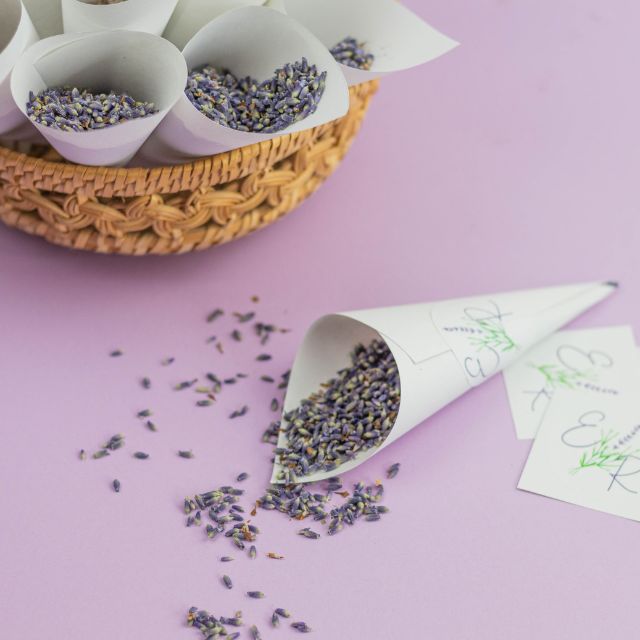 DIY Hochzeitskonfetti Lavendel Licht auf Papier